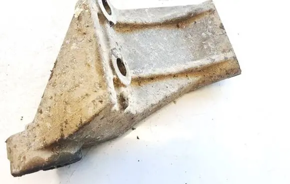 Suzuki SX4 Engine mounting bracket