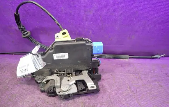 Volkswagen Polo IV 9N3 Front door lock 3B1837016CB
