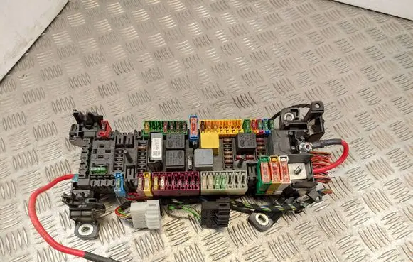 Mercedes-Benz B W246 W242 Fuse module