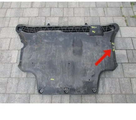 Volkswagen PASSAT B8 Engine splash shield/under tray 3Q0825902B
