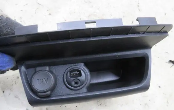 Peugeot 2008 I 12 V Socket (rear) 9674655277
