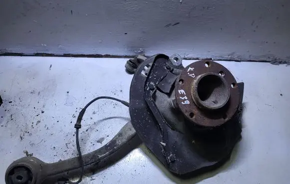 BMW 5 E39 Front wheel hub spindle knuckle