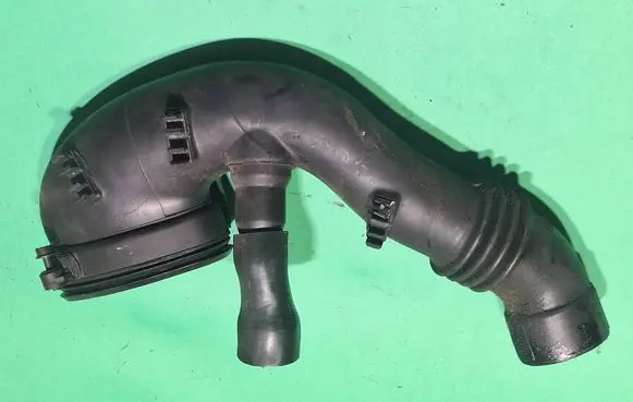 BMW X3 E83 Air intake hose/pipe 7790552