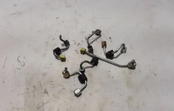 Fuel injector supply line/pipe