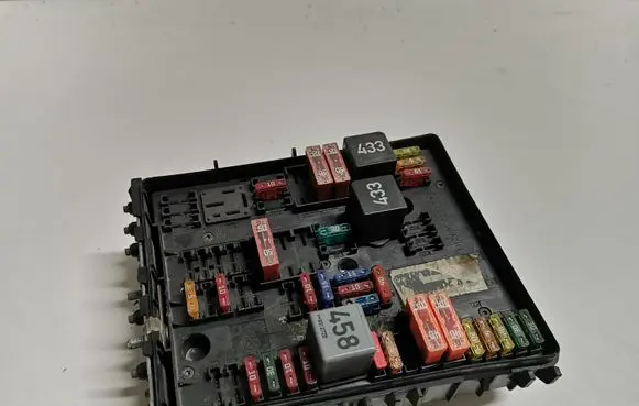 Volkswagen Golf V Fuse module 1K0937124H