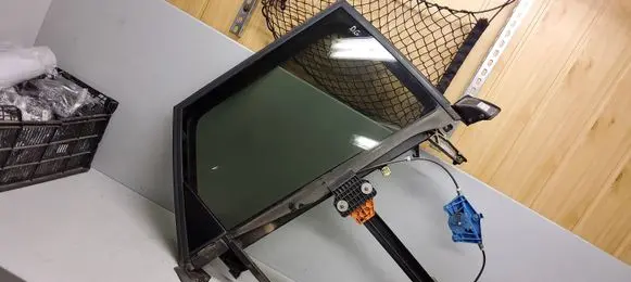 Rear door manual window regulator