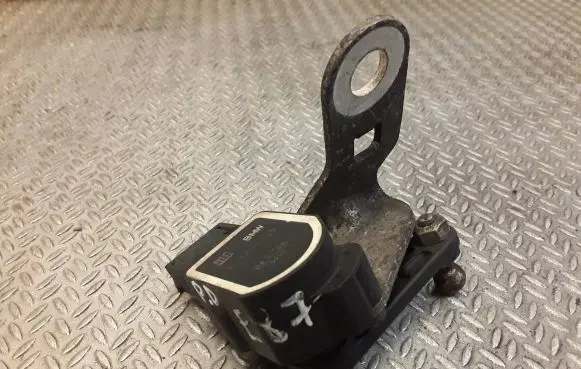 BMW 1 E81 E87 Air suspension front height level sensor 6785205
