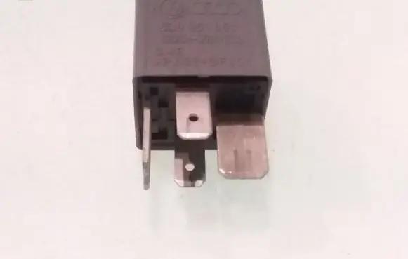 Volkswagen PASSAT B5 Other relay 8D0951253 V23134J52X300 370