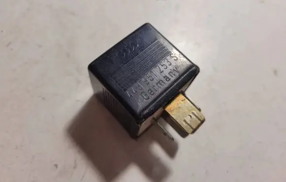 Audi A6 S6 C4 4A Other relay 443951253s