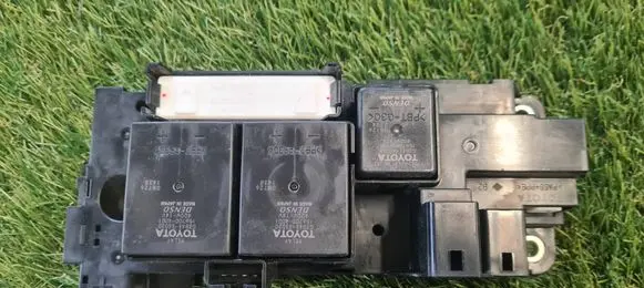 Toyota Auris E180 Relay mounting block 63583507