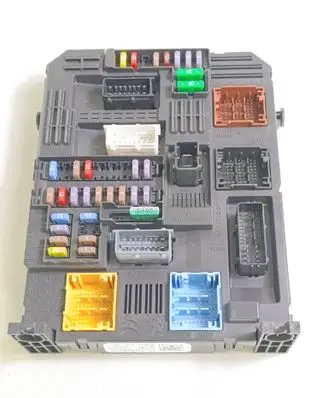 Peugeot 5008 II Fuse module 9819855180