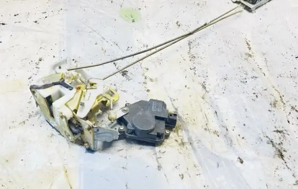 Mitsubishi Lancer Rear door lock MR135575 1015280010