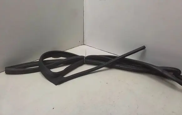 Toyota Avensis T270 Seal rubber (tailgate) TGUKUHF1