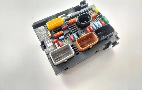Citroen C4 Grand Picasso Fuse module 9666700080