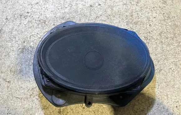 Dodge Challenger Front door speaker 05091042AE 8943004801D 36670D