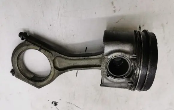 Subaru Forester SH Piston with connecting rod