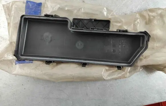 Volvo V70 Fuse box cover 9494211
