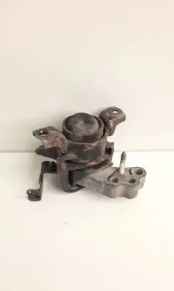 Toyota RAV 4 (XA30) Engine mounting bracket