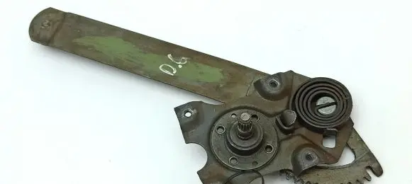 Rear door manual window regulator