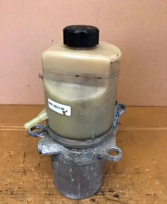Ford Focus C-MAX Power steering pump 4M513K514AD