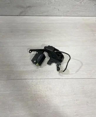BMW 5 E39 Tailgate window lock/catch/latch 8384069