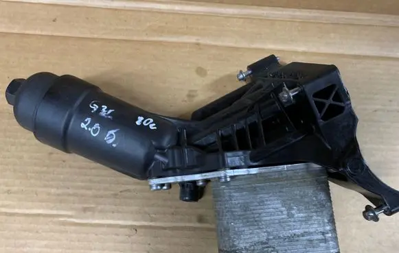 BMW 5 G30 G31 Oil filter mounting bracket 7243286