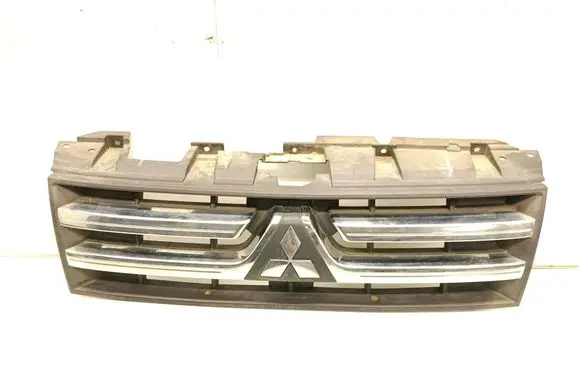 Mitsubishi Pajero Front bumper upper radiator grill 7450A150
