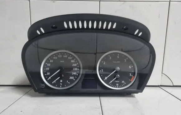 BMW 5 E60 E61 Speedometer (instrument cluster) 110080213 9135249 213708018713