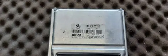 Volkswagen PASSAT B5 Engine control unit/module 3B0907557R 0281208003