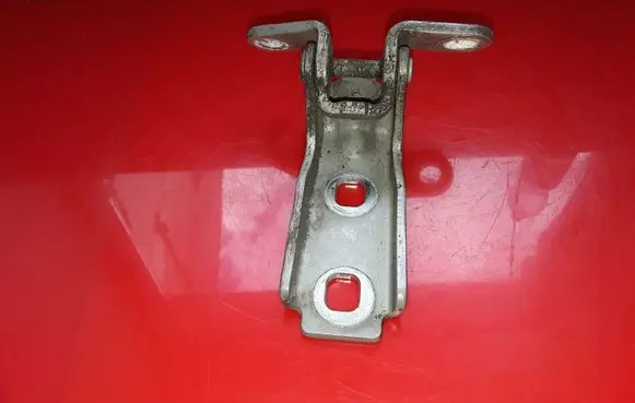 Chevrolet Cruze Front door lower hinge A046057 P11273