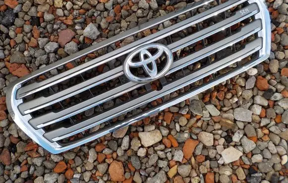 Toyota Land Cruiser (J200) Front grill