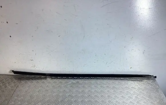 Porsche Macan (95B) Front door glass trim molding 95B837477a