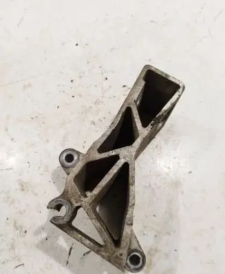 Volvo XC90 Engine mounting bracket