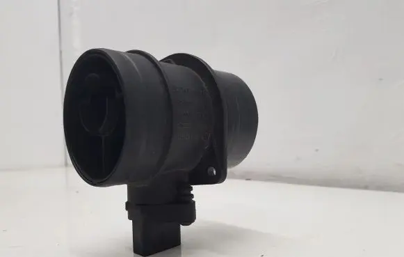Volkswagen Touran I Mass air flow meter 074906461B
