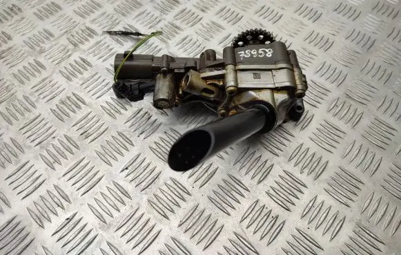 Mercedes-Benz A W176 Oil pump A2701810501 A2701800701