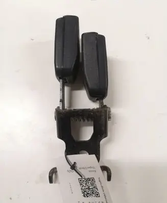 Middle seatbelt buckle (rear)