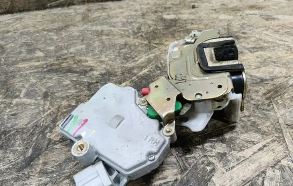 Nissan Terrano Front door lock 1RH 2846