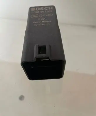 Volkswagen Touran II Glow plug pre-heat relay 0281003038 038907281D