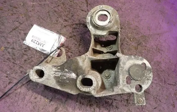 Engine mounting bracket