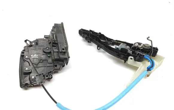 BMW 2 F46 Front door lock 7281931 A046465 18283810