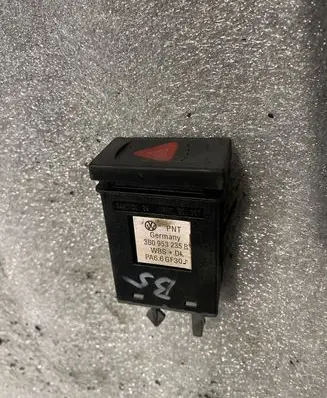Volkswagen PASSAT B5 Hazard light switch 3B0953235B