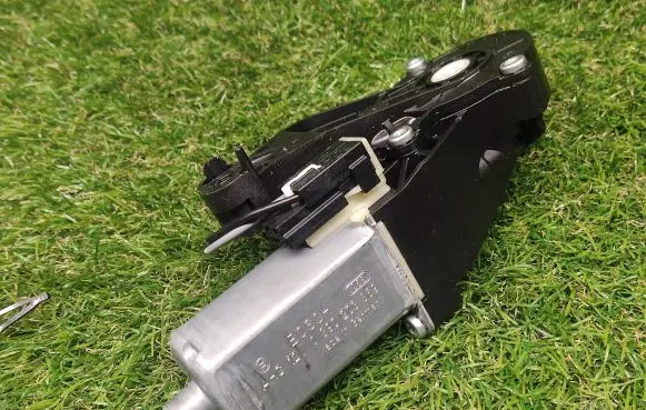 Mercedes-Benz E W212 Seat adjustment motor 825843694 0390203369