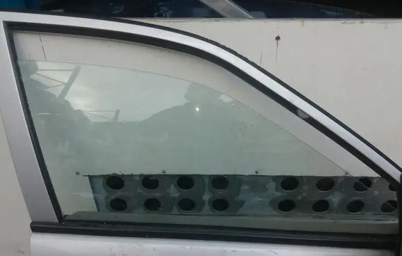 Mitsubishi Lancer Front door window glass four-door
