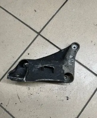 BMW 5 E39 Engine mounting bracket 6750441