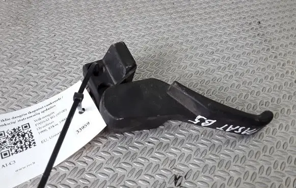 Volkswagen PASSAT B5 Engine bonnet (hood) release handle 3B1823533