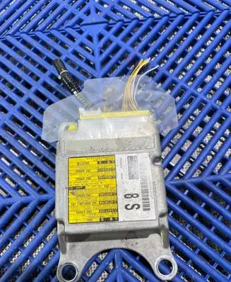 Toyota Prius+ (ZVW40) Airbag control unit/module 8917047760