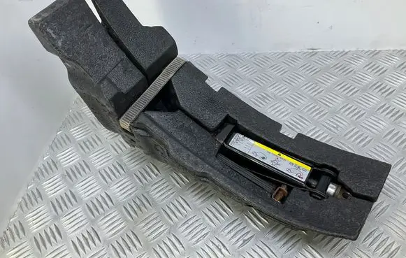 Volkswagen Golf VII Tool set 5G0012115AD 5Q0011031B