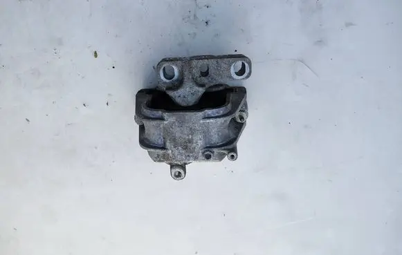 Engine mounting bracket