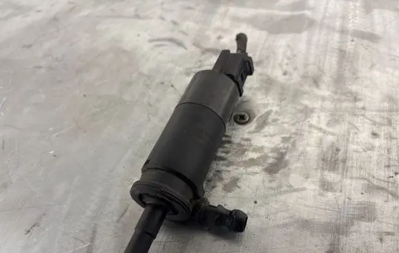 BMW 5 E60 E61 Headlight washer pump 57786310