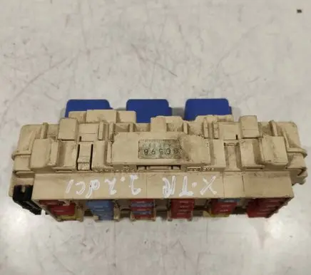 Nissan X-Trail T30 Fuse module B0598 25230 79981